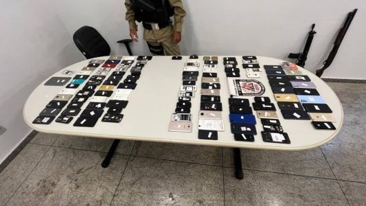 Os celulares foram encontrados em um box de manutenção de celulares