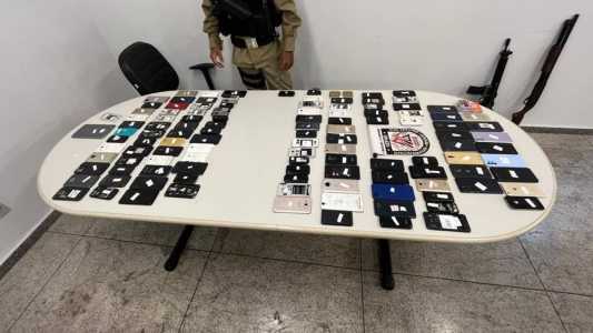 Os celulares foram encontrados em um box de manutenção de celulares