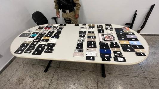 Os celulares foram encontrados em um box de manutenção de celulares