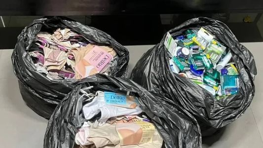 Os cinco homens foram presos e os produtos foram apreendidos