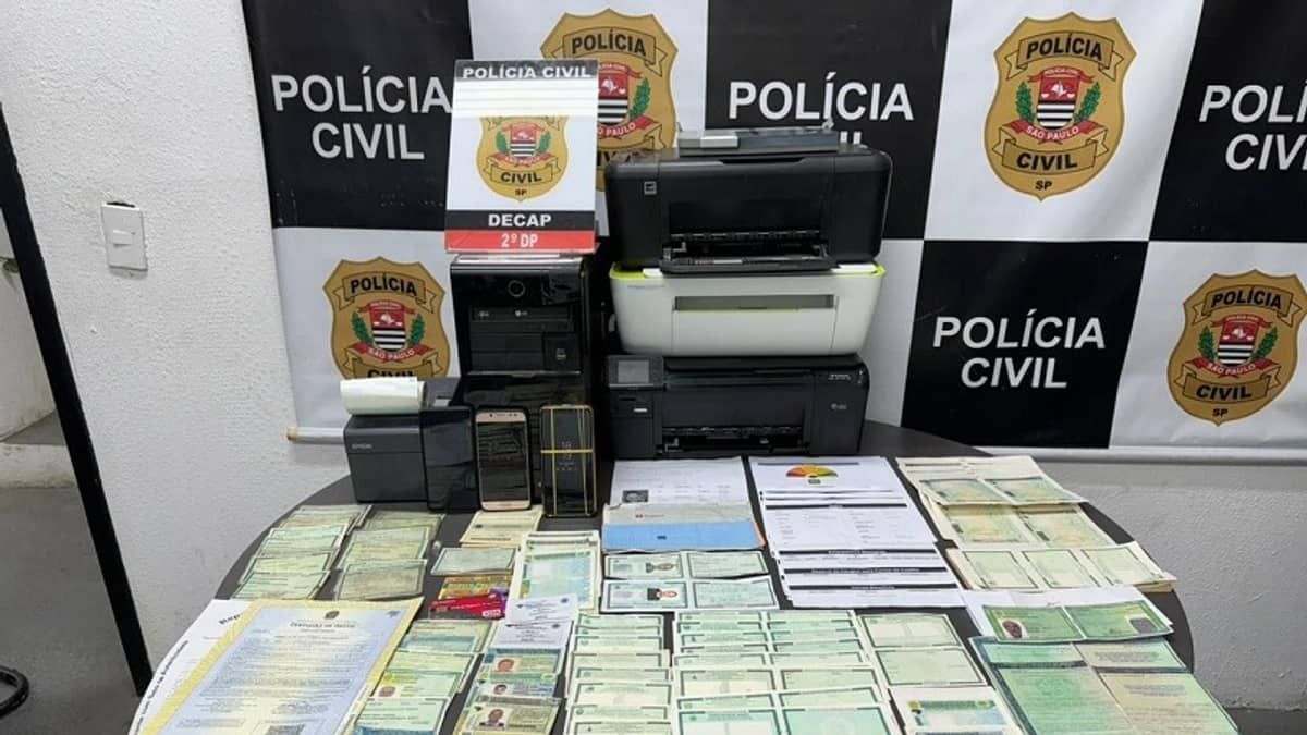 Suspeitos de falsificar RG, CPF, habilitação e até certidão de nascimento são presos em SP