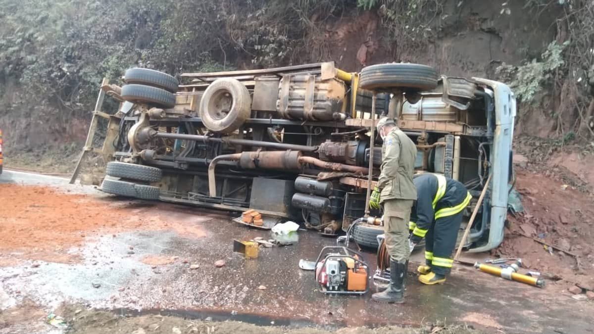 Caminhão capota e motorista fica preso às ferragens após colisão frontal na BR-356 em Minas