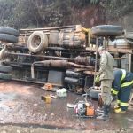 Caminhão capota e motorista fica preso às ferragens após colisão frontal na BR-356 em Minas