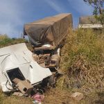 Caminhão e carreta batem na BR-050, saem da pista e ficam destruídos; veja imagens  