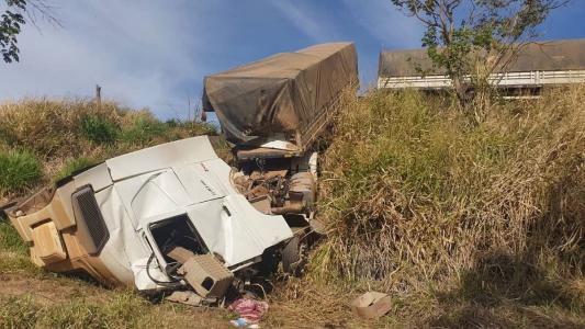 Os dois motoristas e um passageiro ficaram feridos no acidente