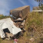 Caminhão e carreta batem na BR-050, saem da pista e ficam destruídos; veja imagens