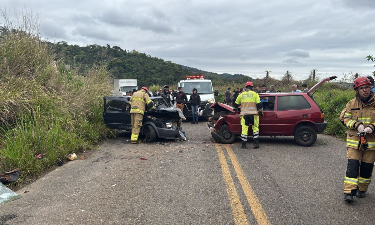 Colisão entre dois carros deixa feridos na MG-135 na Zona da Mata