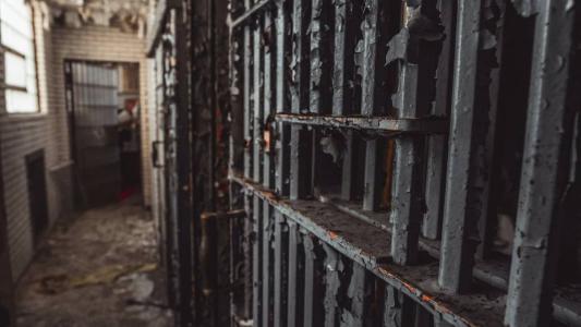 Os familiares também devem subornar os policiais se quiserem levar comida ou remédios aos presos