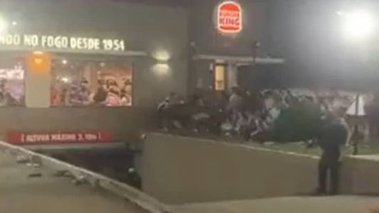 Os fãs da cantora buscaram abrigo em uma lanchonete