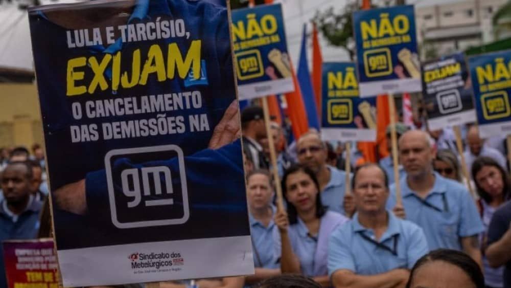 Funcionários da GM de São José dos Campos protestam contra demissões em 3 fábricas de SP