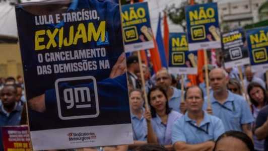 Os funcionários protestam contra a demissão de 1,2 mil