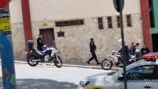 Os guardas civis municipais estavam realizando uma operação no aglomerado quando foram surpreendidos com os tiros