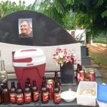 Filho de ex-prefeito reúne amigos para beber cerveja em cima do túmulo do pai: veja vídeo