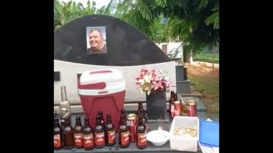 Os homens aparecem nas imagens com a camisa do Botafogo