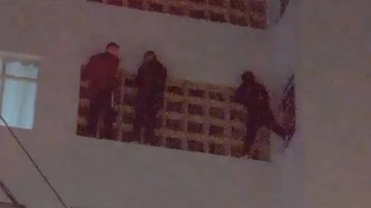 Os homens ficaram presos no quarto andar e foram resgatados com uma plataforma mecânica