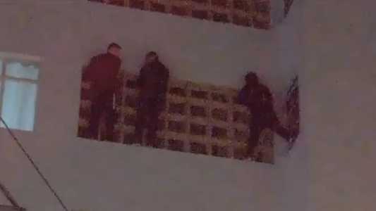 Os homens ficaram presos no quarto andar e foram resgatados com uma plataforma mecânica