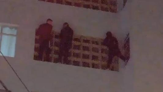 Os homens ficaram presos no quarto andar e foram resgatados com uma plataforma mecânica