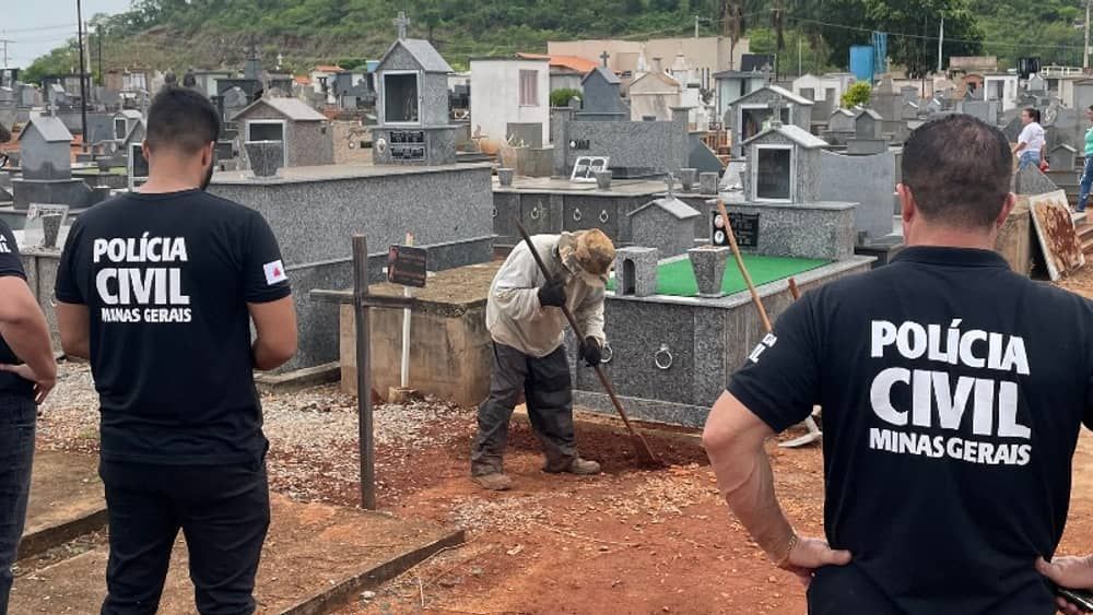 Líder de seita e coveiro são presos suspeitos de furtar ossos de túmulos em Minas