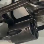 Homens são presos suspeitos de tráfico e polícia apreende arma em Santa Luzia, na Grande BH