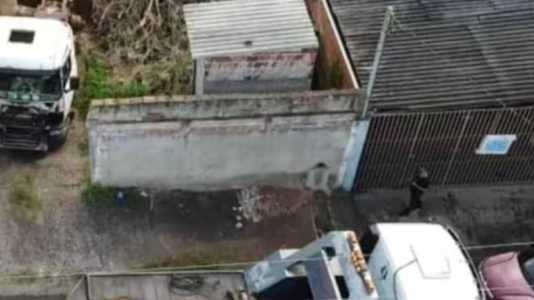 Os homens são suspeitos de roubar um caminhão para desmanche de peças