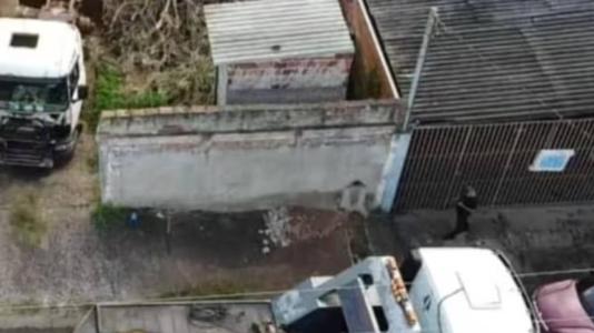 Os homens são suspeitos de roubar um caminhão para desmanche de peças