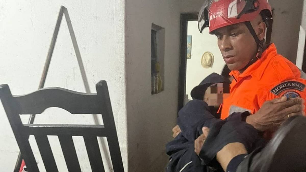 Bombeiros resgatam idosos, um deles acamado, de casa alagada em Diamantina  