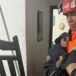 Bombeiros resgatam idosos, um deles acamado, de casa alagada em Diamantina