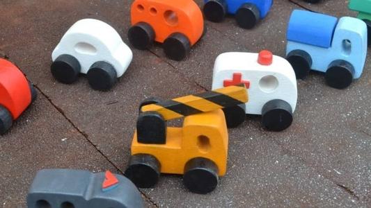Os itens variam de carrinhos e jogos de encaixe a maquetes de pista, quebra-cabeças, amigurumis e casinhas de boneca