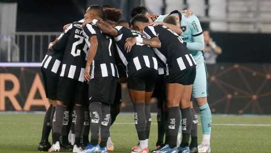 Os jogadores do Botafogo reunidos no Nilton Santos, em jogo pelo Campeonato Brasileiro
