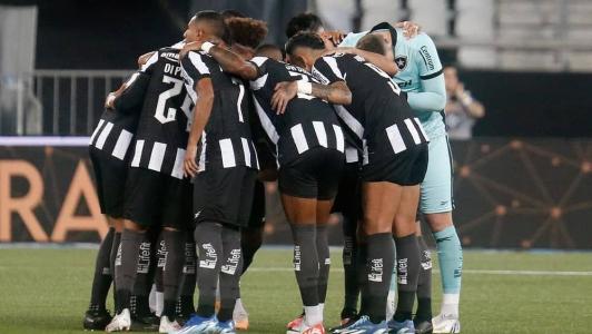Os jogadores do Botafogo reunidos no Nilton Santos, em jogo pelo Campeonato Brasileiro
