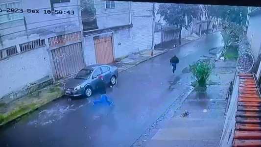 Os ladrões fugiram da polícia, bateram carro e saíram correndo após batida