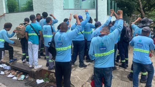 Os leituristas se reúnem na porta da sede da Copasa, no bairro Santo Antônio