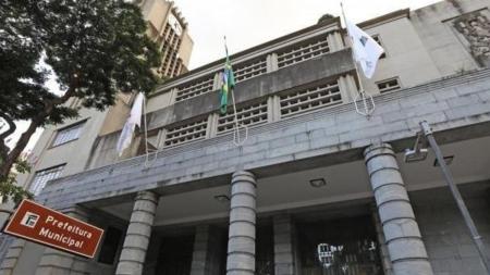 Os médicos e demais servidores fazem uma concentração na porta da Prefeitura de BH, às 9h
