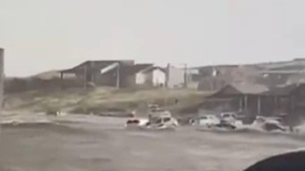 Vídeo: tsunami meteorológico arrasta carros em Santa Catarina 