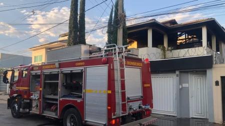 Os moradores tentaram apagar o fogo com baldes de água, sem sucesso