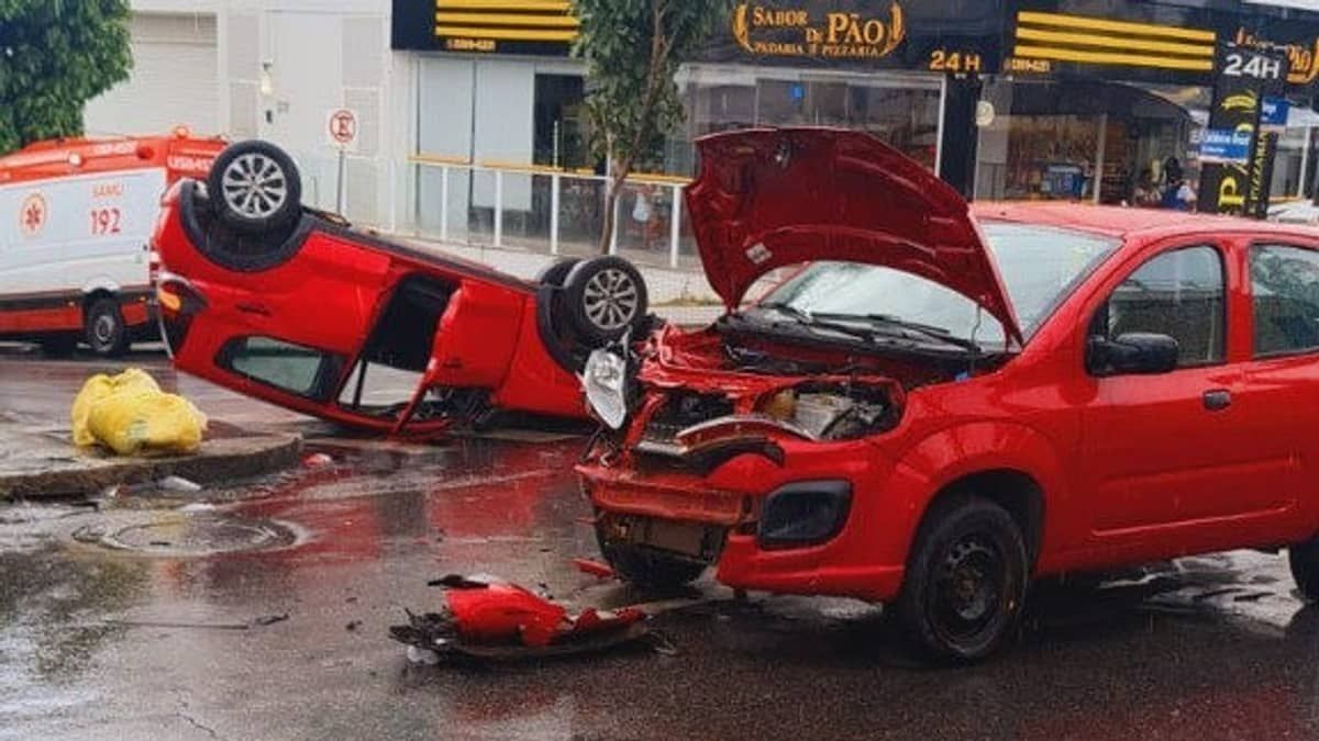Capotamento após acidente complica o trânsito do bairro Sagrada Família, região Leste de BH