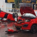 Capotamento após acidente complica o trânsito do bairro Sagrada Família, região Leste de BH