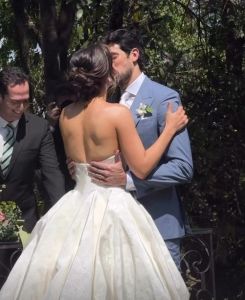 Os noivos, Lara Silva e Julinho Casares, se beijam durante a cerimônia