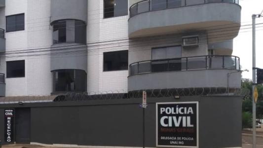 Os policiais se deslocaram até o local indicado pelo adolescente, onde acharam a mãe dele ensanguentanda e o padrasto segurando uma faca