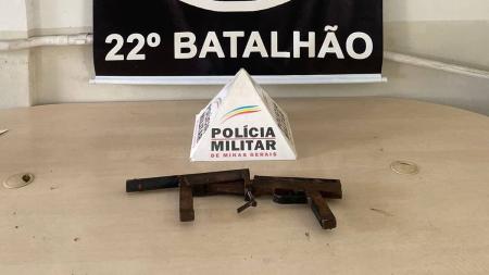 Os policias encontraram uma arma de fogo caseira