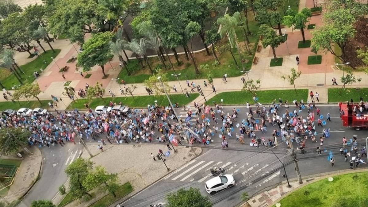 Servidores da Educação protestam por reajuste salarial no Centro de BH