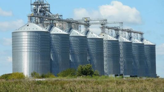 Os silos são estruturas para a armazenagem de produtos agrícolas que podem ser armazenados diretamente, sem a necessidade de sacos
