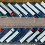 Caminhoneiro que esperava três horas para estacionar veículo após trabalho será indenizado