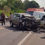 Batida frontal entre carros deixa feridos na BR-365, em Minas