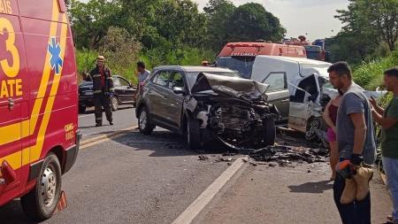 Os veículos ficaram destruídos com a força do impacto