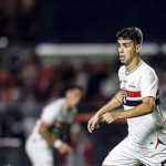 Oscar tem edema na coxa e pode ser baixa no São Paulo contra o Talleres
