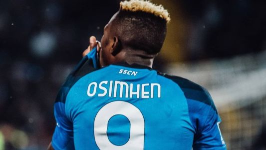 Osimhen em comemoração