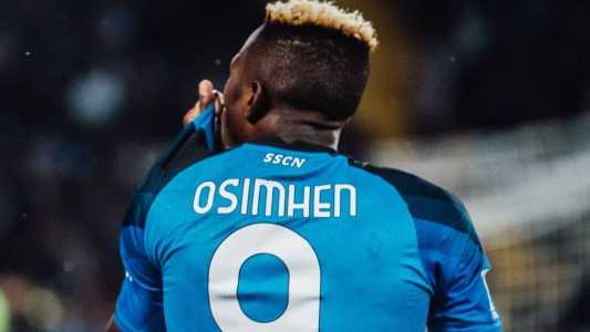 Osimhen em comemoração