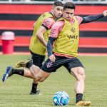 Osvaldo participa parcialmente de treino e segue como dúvida no Vitória