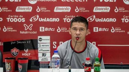 Osvaldo, atacante do Vitória, revelou momento familia na coletiva